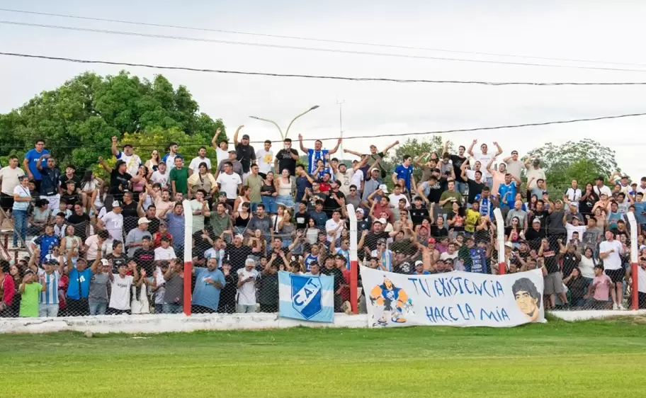 hinchada de Talleres de Perico de visitante en San Pedro