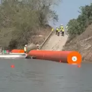 EE.UU. construyó ahora un muro flotante para evitar cruces de migrantes desde México
