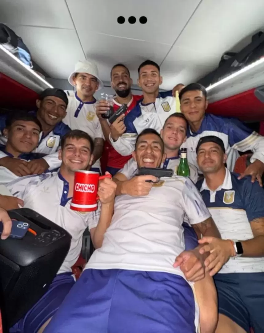 jugadores de Tucumán Central con armas