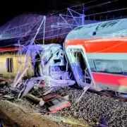 Dos trenes de alta velocidad descarrilaron en Espa�a y hay al menos 39 muertos