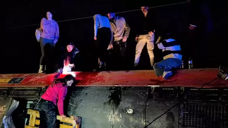 Dos trenes de alta velocidad descarrilaron en España y hay al menos cinco muertos.
