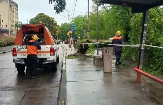 personal de defensa civil en avenida 19 de abril