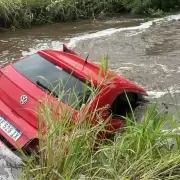 Tragedia en Tucumán: cayó un auto a un canal y murieron tres personas