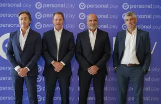 De izquierda a derecha: Juan Parma, CEO de Banco Macro, Jorge Brito, Presidente de Banco Macro,
Roberto Nobile, CEO de Personal, y Mart�n Heine, CEO