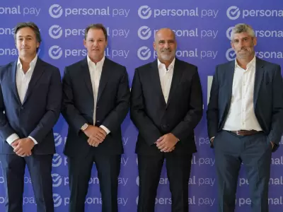 De izquierda a derecha: Juan Parma, CEO de Banco Macro, Jorge Brito, Presidente de Banco Macro,
Roberto Nobile, CEO de Personal, y Mart�n Heine, CEO