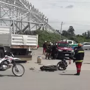 Viernes accidentado en Alto Comedero: una moto chocó con un camión y hay dos heridos graves