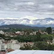 Los cerros amanecieron blancos en la capital y hay alerta amarilla para un sector de Jujuy: qué dice el pronóstico
