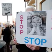 Crecen las protestas en Minneapolis tras la muerte de otro hombre en manos de agentes de migraciones de EE.UU.