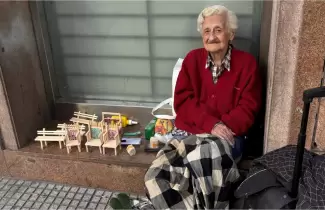 Tiene 89 a�os, es profesora jubilada y vende artesan�as en la calle para poder comer