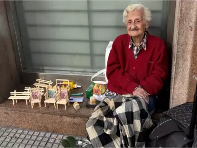 Tiene 89 a�os, es profesora jubilada y vende artesan�as en la calle para poder comer