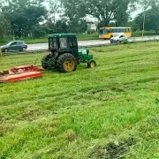 Ante la falta de mantenimiento de las rutas nacionales, Vialidad Provincial realiza desmalezamiento de banquinas y platabandas