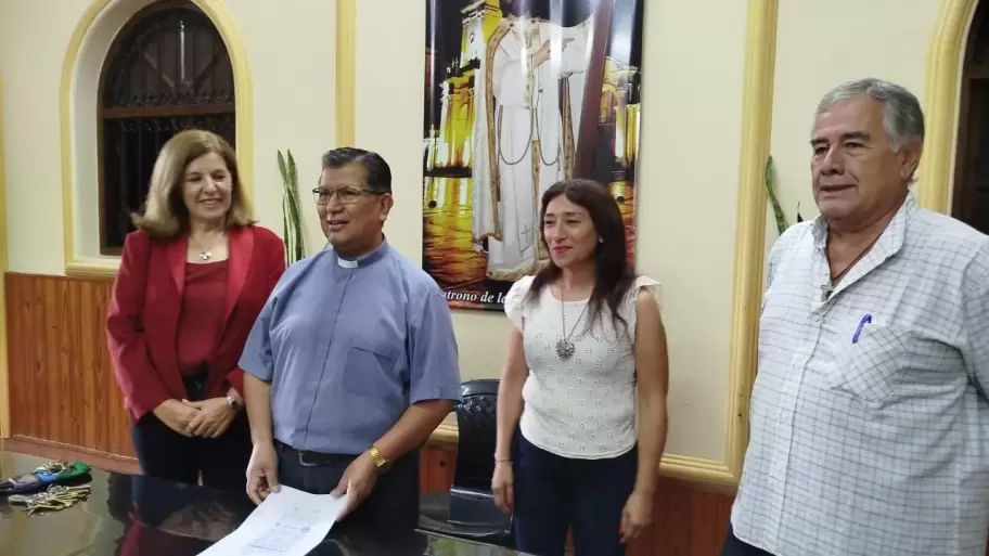 Padre Manuel Alfaro y miembros de la Comisión de Laicos