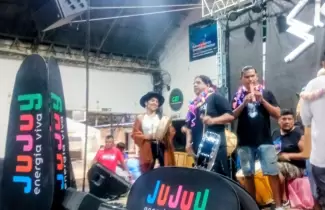 Jujuy cop� Cosqu�n: un colorido pasacalle llev� la magia del carnaval a las calles cordobesas