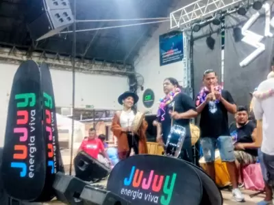 Jujuy cop� Cosqu�n: un colorido pasacalle llev� la magia del carnaval a las calles cordobesas