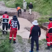 Una mujer se cay� de un caballo mientras cruzaba el r�o y fue rescatada