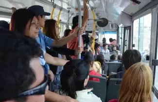 pasajeros en colectivo