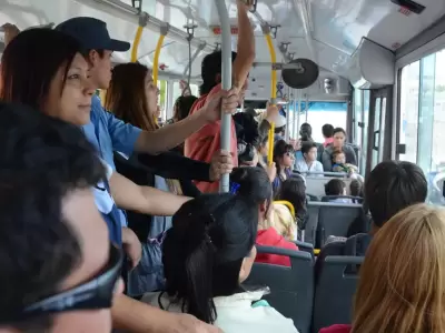 pasajeros en colectivo