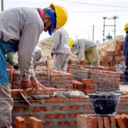 La actividad industrial y la construcción volvieron a caer en abril y cortaron la mejora registrada en marzo