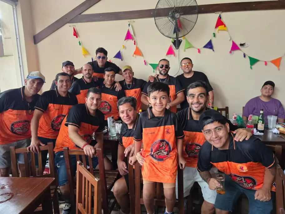 La agrupación "Los Cholos" en su infaltable juntada de compadres