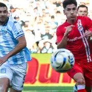 Racing le ganó 2-1 a Argentinos Juniors y consiguió su primer triunfo en el Torneo Apertura
