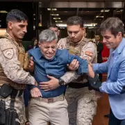 El Ministro de Seguridad de Córdoba se probó en vivo un guante eléctrico