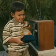 ¿Quién es el niño que recibió el Grammy de Bad Bunny en el Super Bowl?