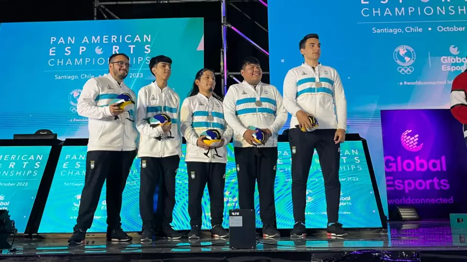 Selección Argentina de DOTA 2 recibiendo la medalla plateada en los Panamericanos
