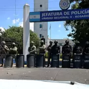 ¿Por qué protestan los policías en Santa Fe? Las 5 claves del conflicto que paraliza a la provincia