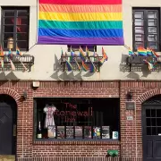Polémica mundial: El Gobierno de Trump ordenó retirar la bandera del orgullo del Monumento Stonewall