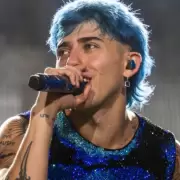 Le arrojaron un celular en la cara a Luck Ra y tuvo que detener el show