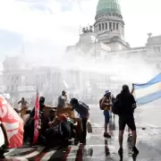 Incidentes en el Congreso: manifestantes arrojaron bombas molotov y la policía logró dispersarlos