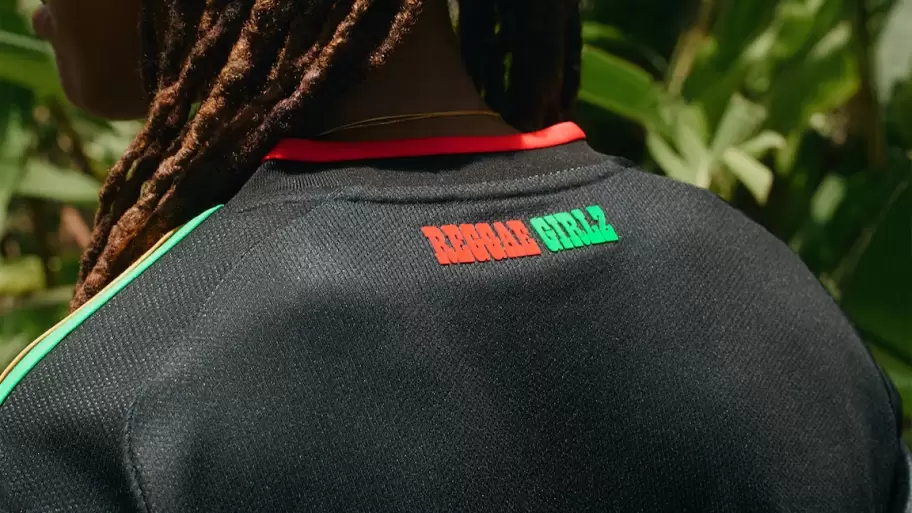 La nueva camiseta tiene la insignia "Reggae Girlz" y "Reggae Boyz"