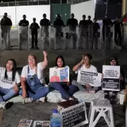 Familiares de presos políticos en Venezuela iniciaron una huelga de hambre frente a una cárcel de Caracas