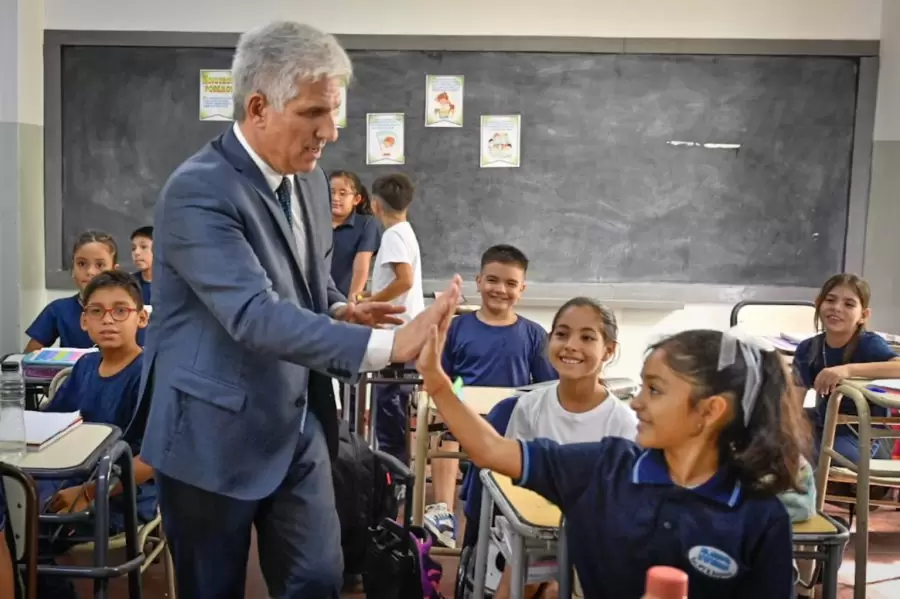 El gobernador de San Luis, Claudio Poggi, saluda a alumnos en el primer día de clases