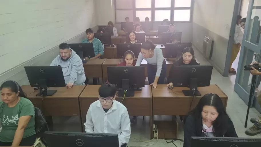 Alumnos rinden el ingreso a la carrera de medicina
