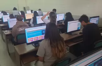 Alumnos rinden el ingreso a la carrera de medicina