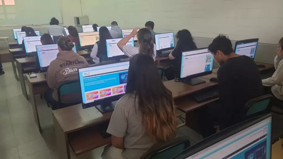 Alumnos rinden el ingreso a la carrera de medicina
