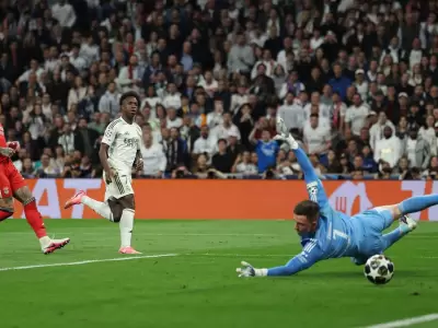 Definici�n de Vinicius Jr. ante la mirada de Otamendi
