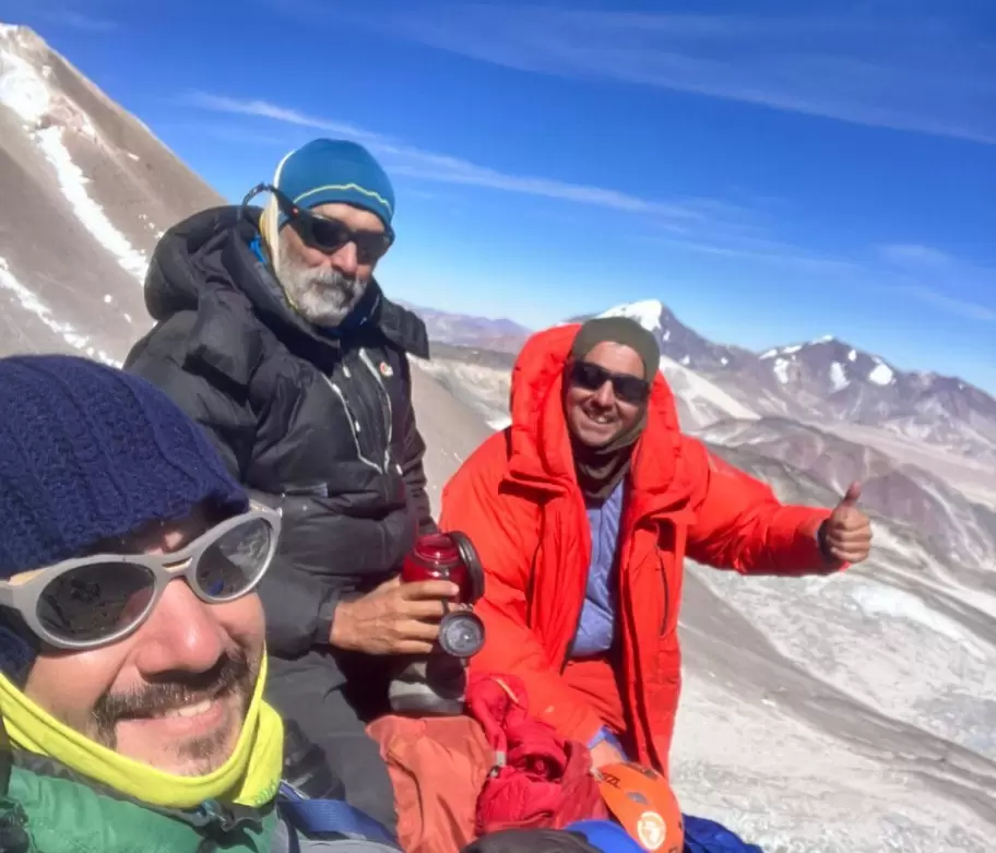 Monta�istas Juje�os hicieron cumbre en el volc�n m�s alto del Mundo