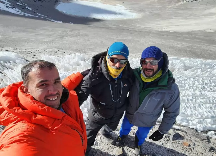 Monta�istas Juje�os hicieron cumbre en el volc�n m�s alto del Mundo