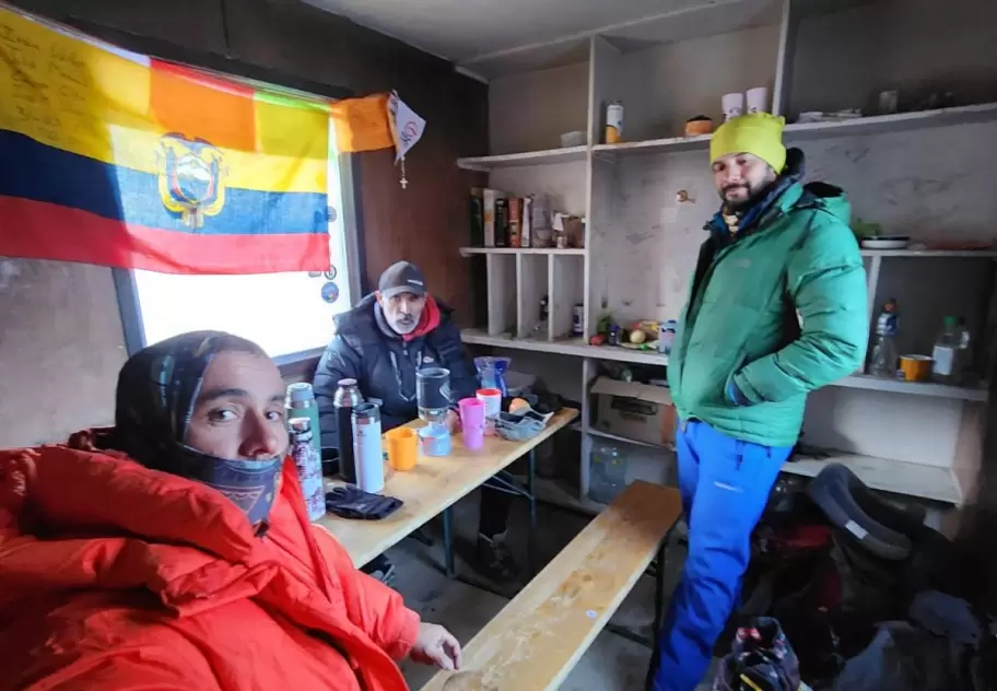 El tr�o juje�o en uno de los campamentos para la aclimataci�n
