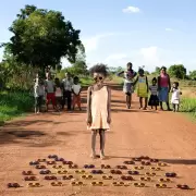 El mundo a través de un juguete: El viaje global del fotógrafo Gabriele Galimberti