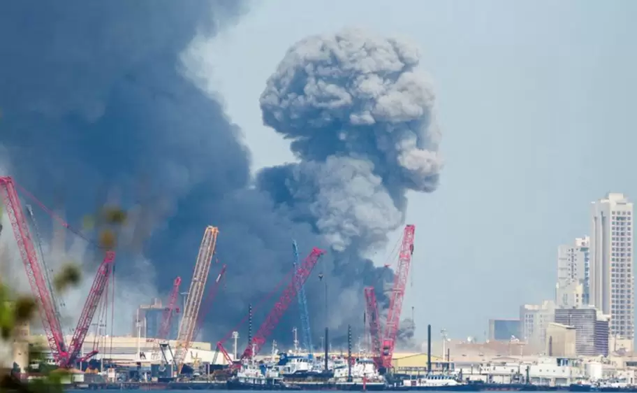 El humo se eleva al cielo después de que se escucharon explosiones en Manama, Bahréin, el 28 de febrero de 2026. REUTERS/Stringer
