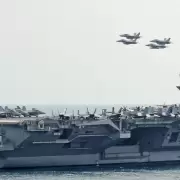 Tras matar al menos a 10 personas en bombardeos a Israel, Irán anunció que atacó el portaviones Lincoln