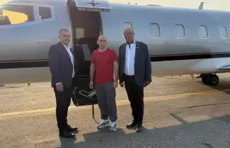 Nahuel Gallo, junto a Nakis y el relaciones institucionales de AFA