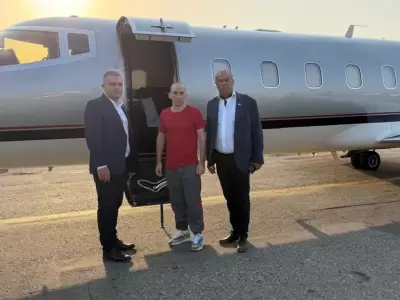 Nahuel Gallo, junto a Nakis y el relaciones institucionales de AFA