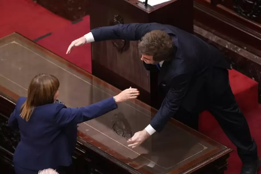 milei-abraza-bullrich-la-asamblea-legislativa-2026