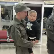 El gendarme Nahuel Gallo regresó al país y se reencontró con su hijo en Ezeiza