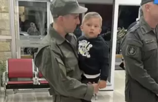El gendarme Nahuel Gallo regres� al pa�s y se reencontr� con su hijo en Ezeiza