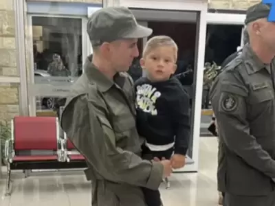 El gendarme Nahuel Gallo regres� al pa�s y se reencontr� con su hijo en Ezeiza